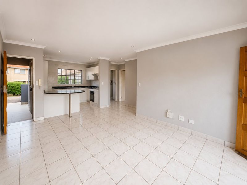 Sunny Edenvale Flat with Open Plan Living in Lovely Security Complex within Boomed Area! - Photo 3