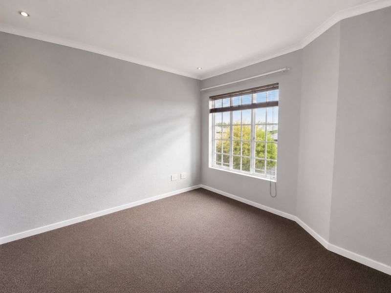 Sunny Edenvale Flat with Open Plan Living in Lovely Security Complex within Boomed Area! - Photo 7