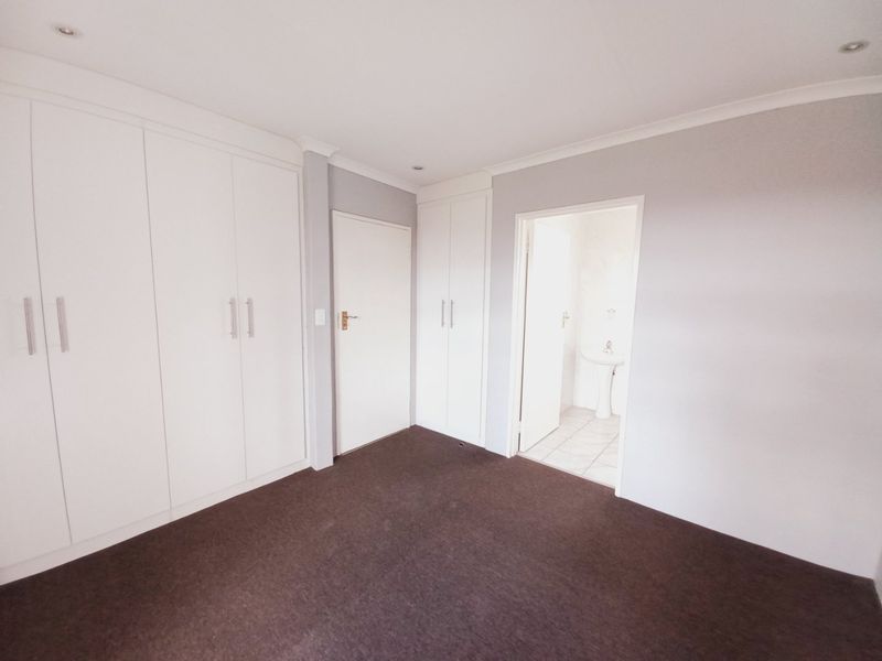 Sunny Edenvale Flat with Open Plan Living in Lovely Security Complex within Boomed Area! - Photo 8
