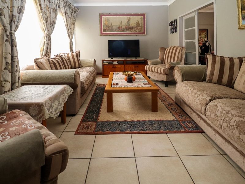 Solid Family Home with Spacious Living & Exceptional Outbuildings - Photo 5