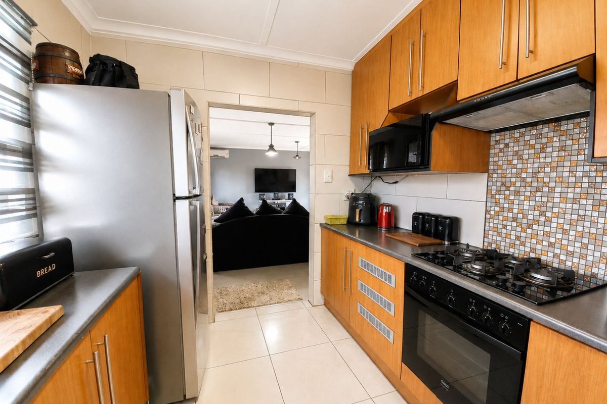 Klopperpark family home with granny flat bliss - Photo 5