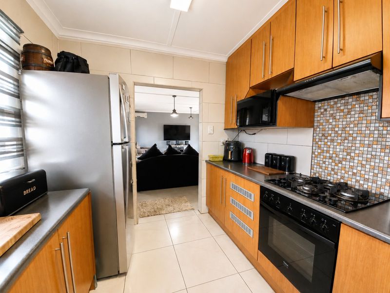 Klopperpark family home with granny flat bliss - Photo 5