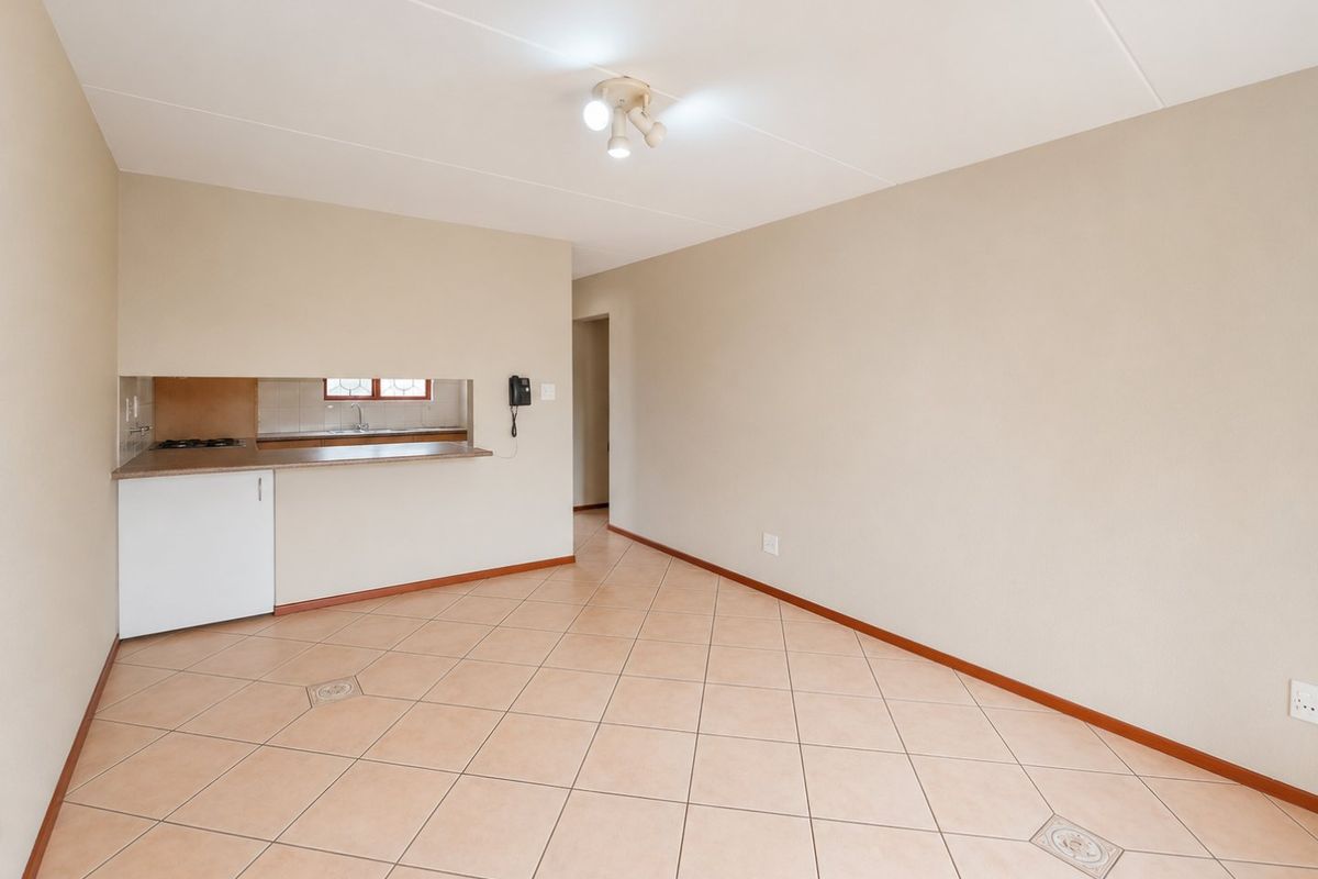 Spacious Dowerglen Apartment with private balcony living situated in Boomed area! - Photo 4