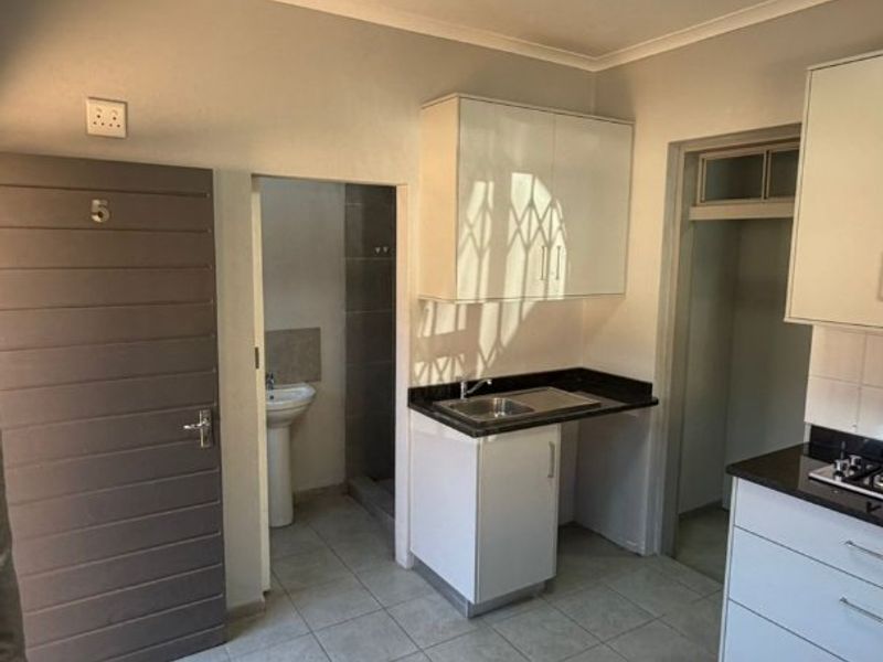REAL ESTATE SERVICES INVITES YOU TO JANINE'S STYLISH NEW APARTMENT  - Photo 4