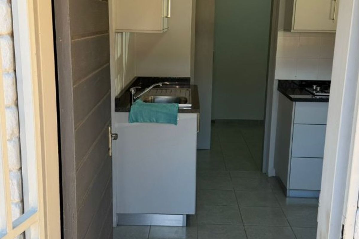REAL ESTATE SERVICES INVITES YOU TO JANINE'S STYLISH NEW APARTMENT  - Photo 3