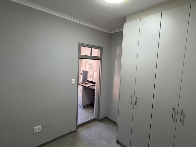 REAL ESTATE SERVICES INVITES YOU TO JANINE'S STYLISH NEW APARTMENT  - Photo 8