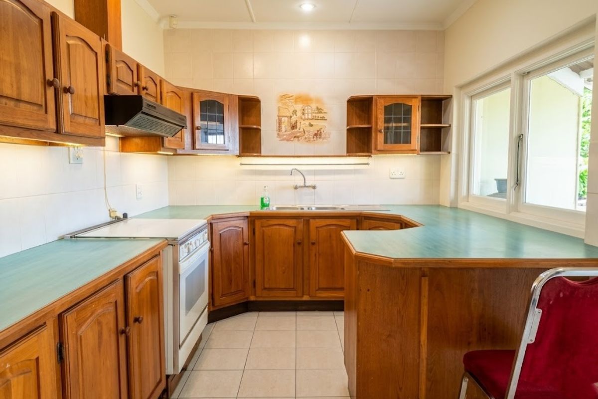 SPACIOUS FAMILY HOME IN A SECURE COMPLEX - Photo 4