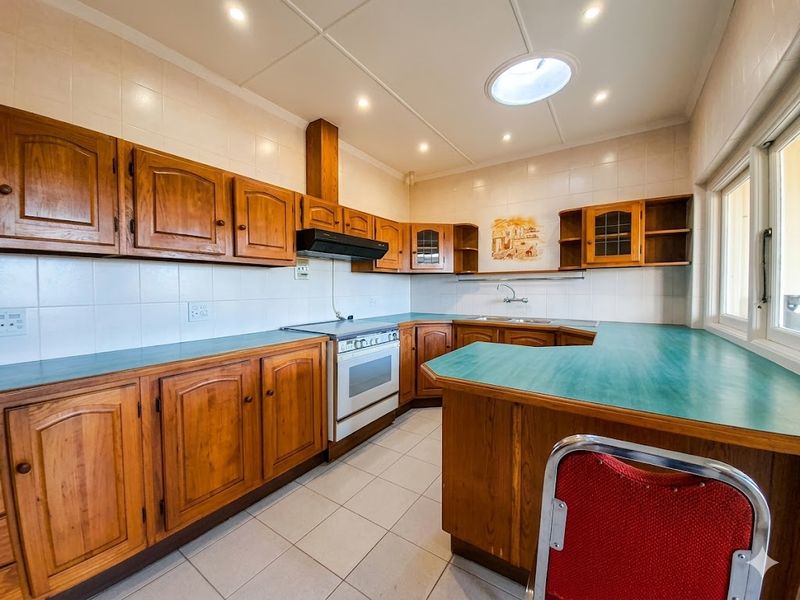 SPACIOUS FAMILY HOME IN A SECURE COMPLEX - Photo 2