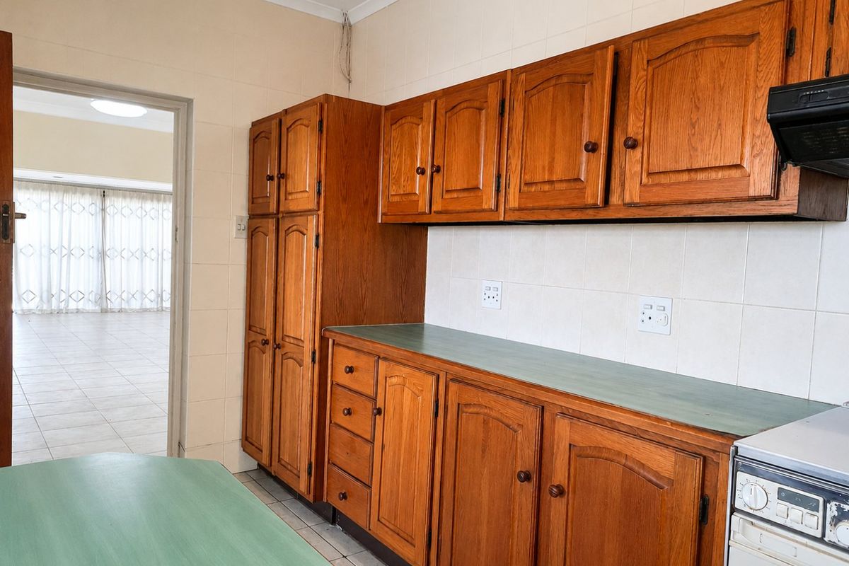 SPACIOUS FAMILY HOME IN A SECURE COMPLEX - Photo 3