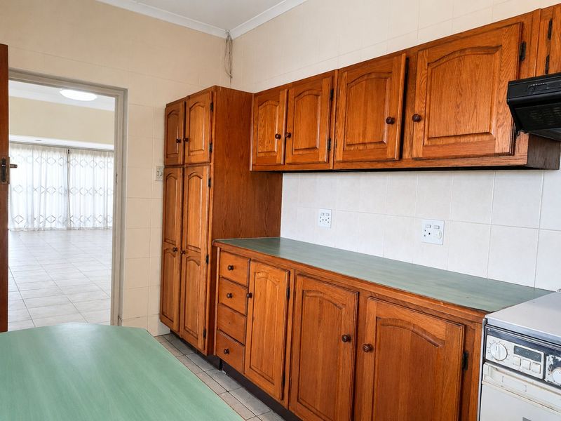 SPACIOUS FAMILY HOME IN A SECURE COMPLEX - Photo 3