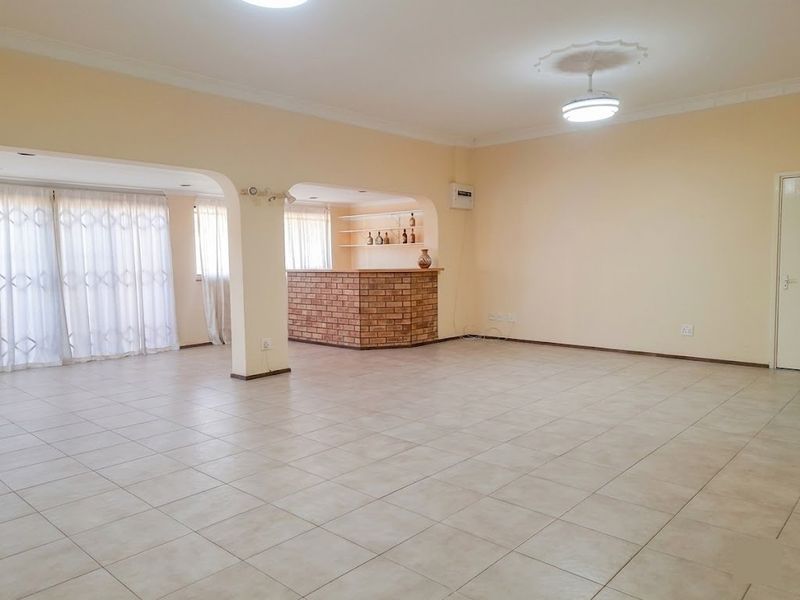 SPACIOUS FAMILY HOME IN A SECURE COMPLEX - Photo 10