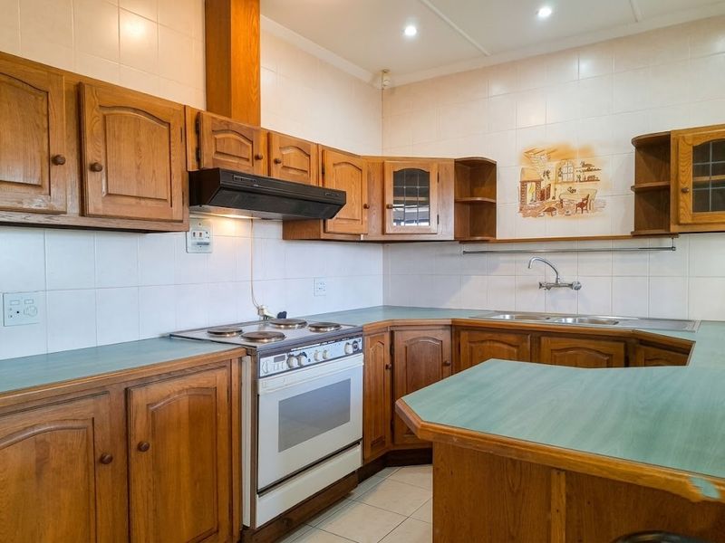 SPACIOUS FAMILY HOME IN A SECURE COMPLEX - Photo 6