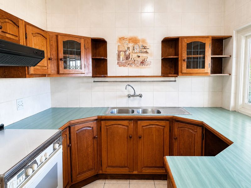 SPACIOUS FAMILY HOME IN A SECURE COMPLEX - Photo 5