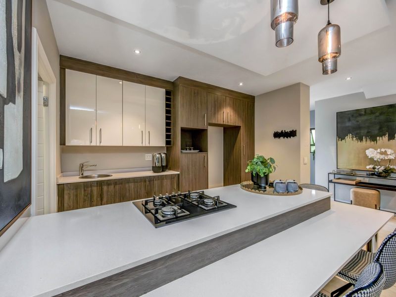 Modern 3 bedroom house in Fourways. - Photo 2