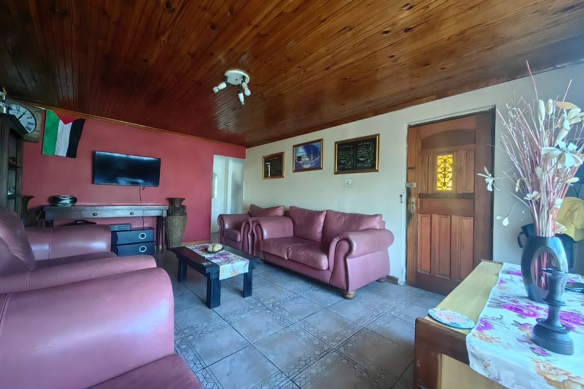 4 Bedroom Gem in Bonteheuwel - Photo 3