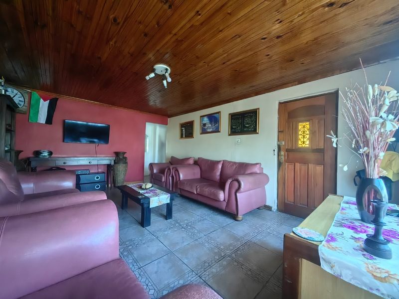 4 Bedroom Gem in Bonteheuwel - Photo 3