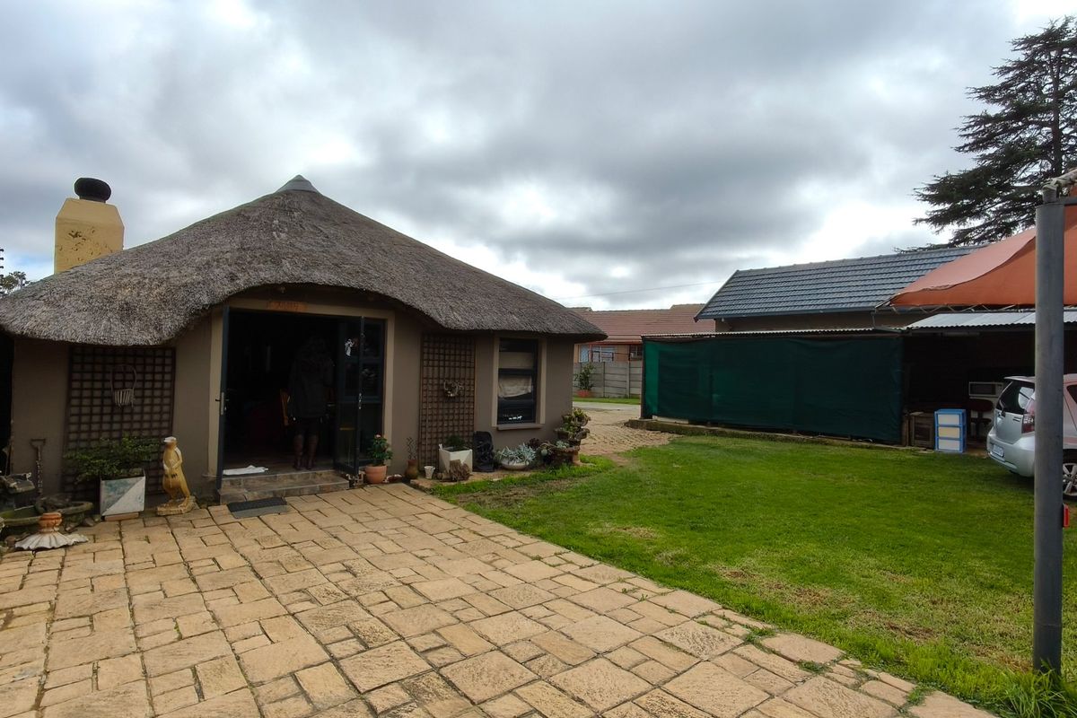 Charming Mindalore Home with Braai and Fibre - Photo 3