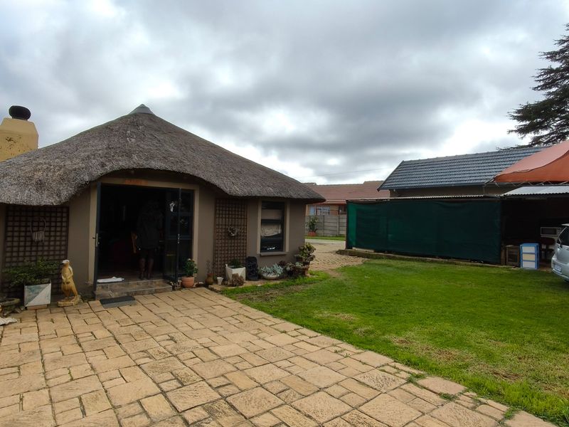 Charming Mindalore Home with Braai and Fibre - Photo 3
