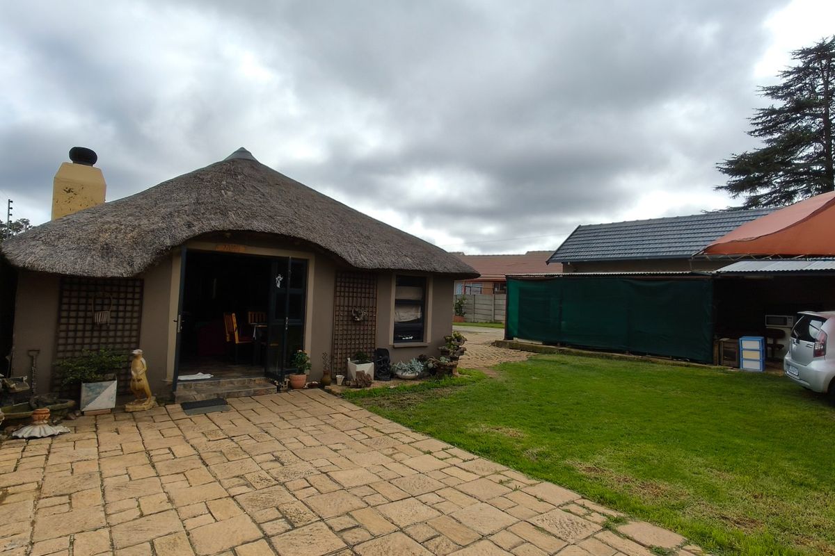 Charming Mindalore Home with Braai and Fibre - Photo 4