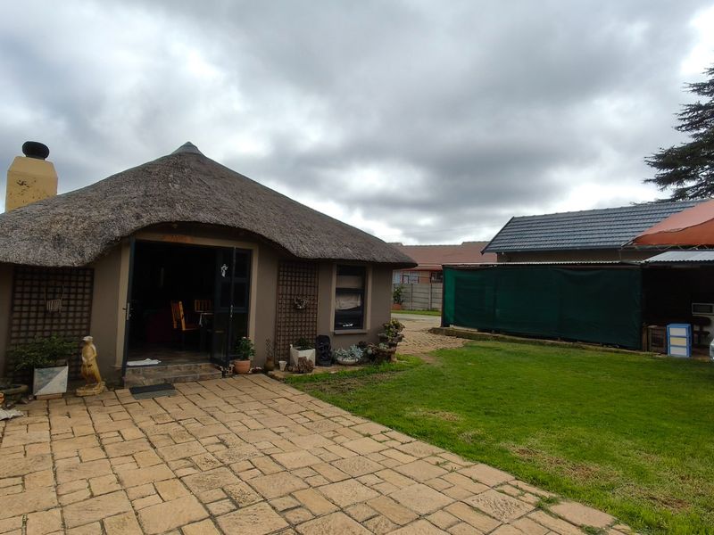 Charming Mindalore Home with Braai and Fibre - Photo 4