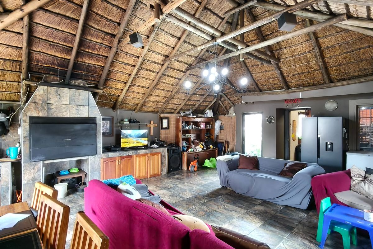Charming Mindalore Home with Braai and Fibre - Photo 5