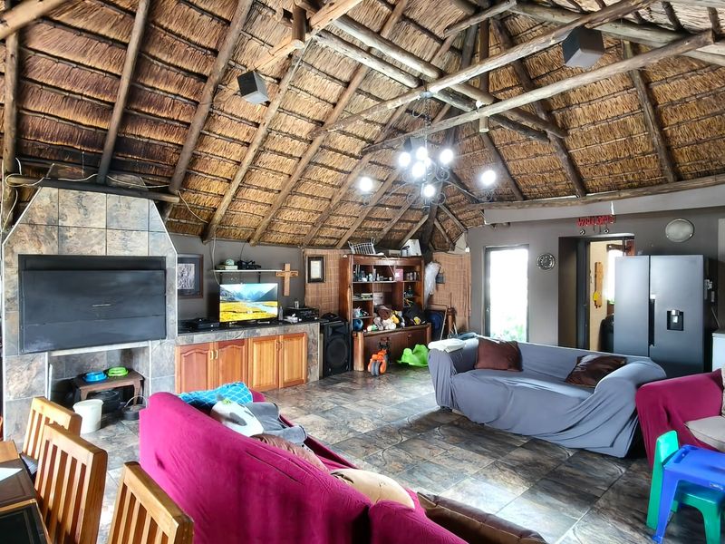 Charming Mindalore Home with Braai and Fibre - Photo 5