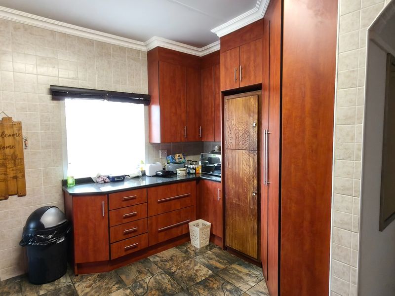 Charming Mindalore Home with Braai and Fibre - Photo 10