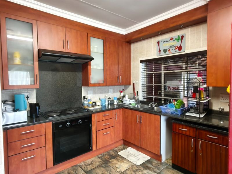 Charming Mindalore Home with Braai and Fibre - Photo 9