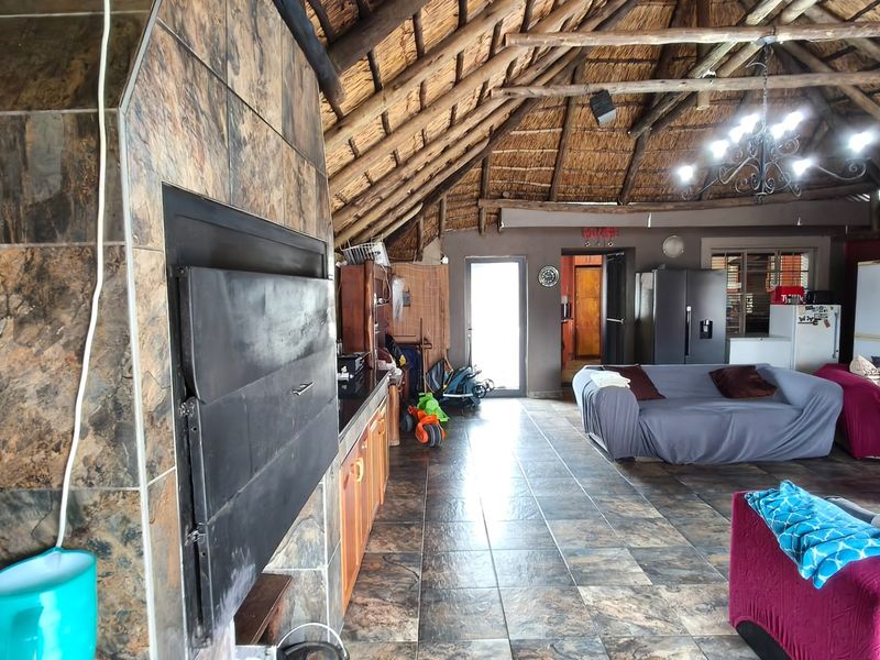 Charming Mindalore Home with Braai and Fibre - Photo 7