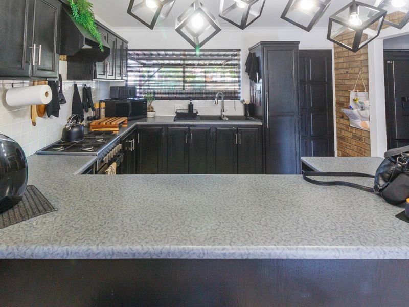 Modern, Move-In Ready Townhouse with Exceptional Entertainment Space in Krugersdorp North. - Photo 5