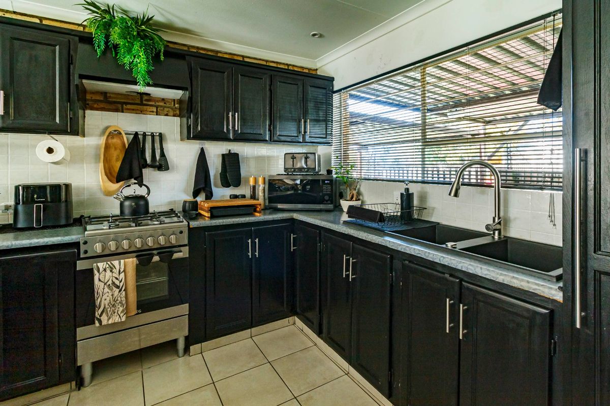 Modern, Move-In Ready Townhouse with Exceptional Entertainment Space in Krugersdorp North. - Photo 3