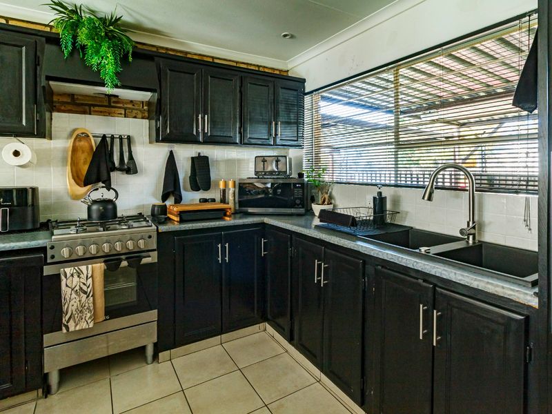 Modern, Move-In Ready Townhouse with Exceptional Entertainment Space in Krugersdorp North. - Photo 3