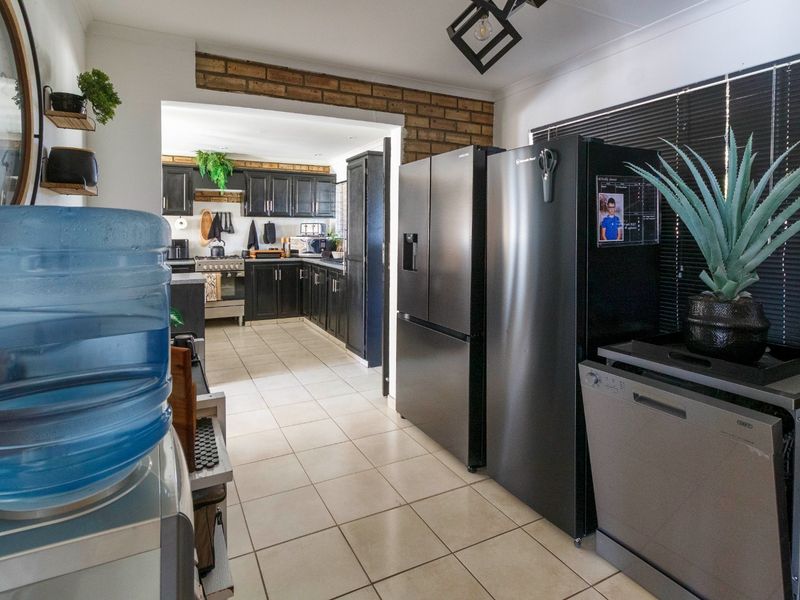 Modern, Move-In Ready Townhouse with Exceptional Entertainment Space in Krugersdorp North. - Photo 10