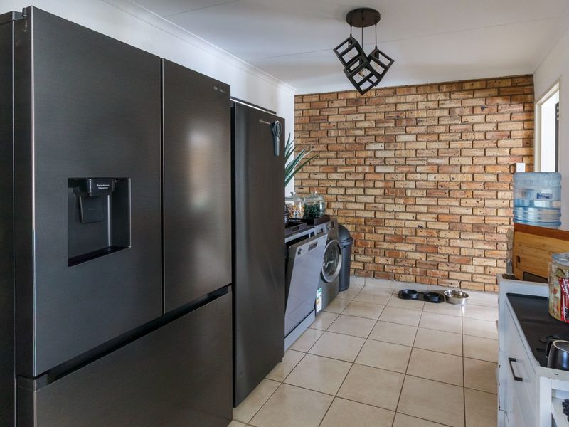 Modern, Move-In Ready Townhouse with Exceptional Entertainment Space in Krugersdorp North. - Photo 9