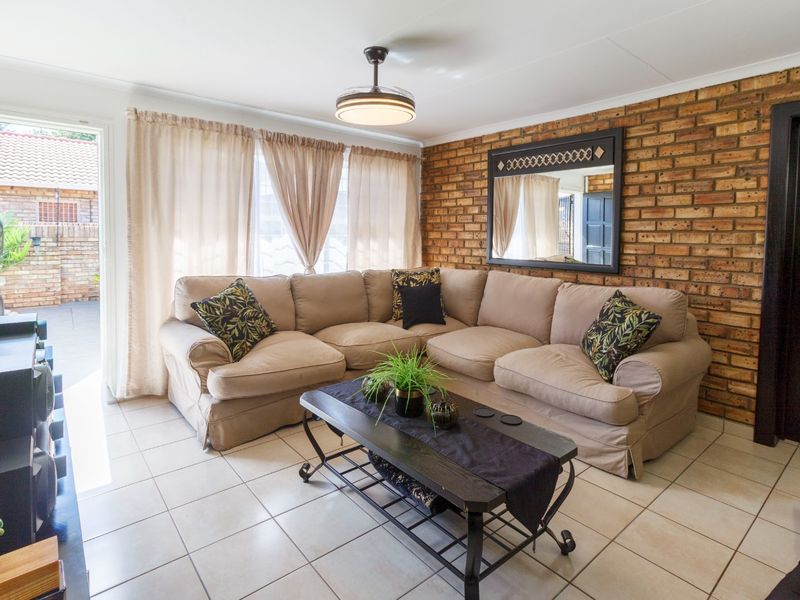 Modern, Move-In Ready Townhouse with Exceptional Entertainment Space in Krugersdorp North. - Photo 8