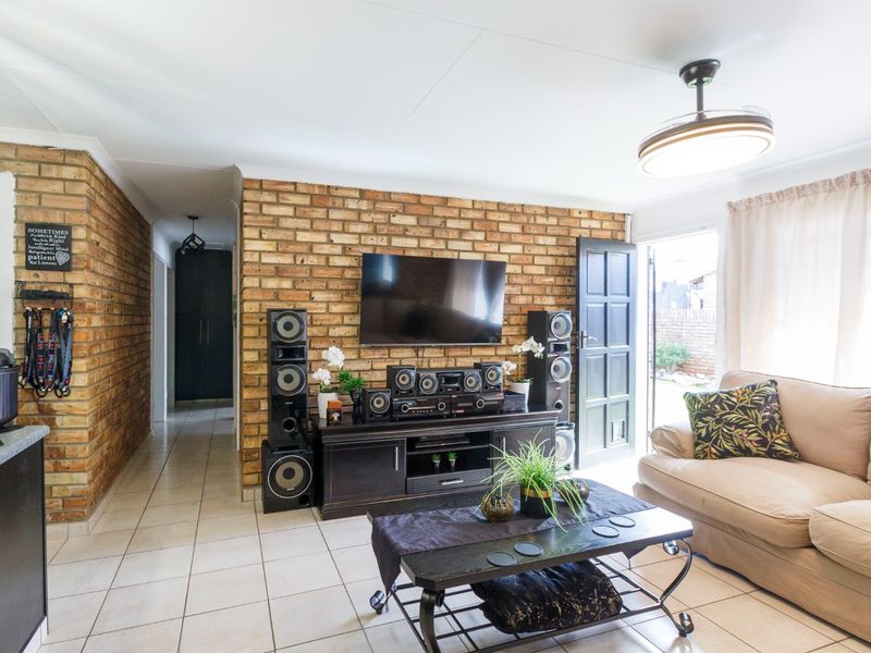 Modern, Move-In Ready Townhouse with Exceptional Entertainment Space in Krugersdorp North. - Photo 7