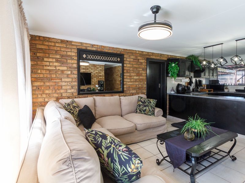Modern, Move-In Ready Townhouse with Exceptional Entertainment Space in Krugersdorp North. - Photo 6