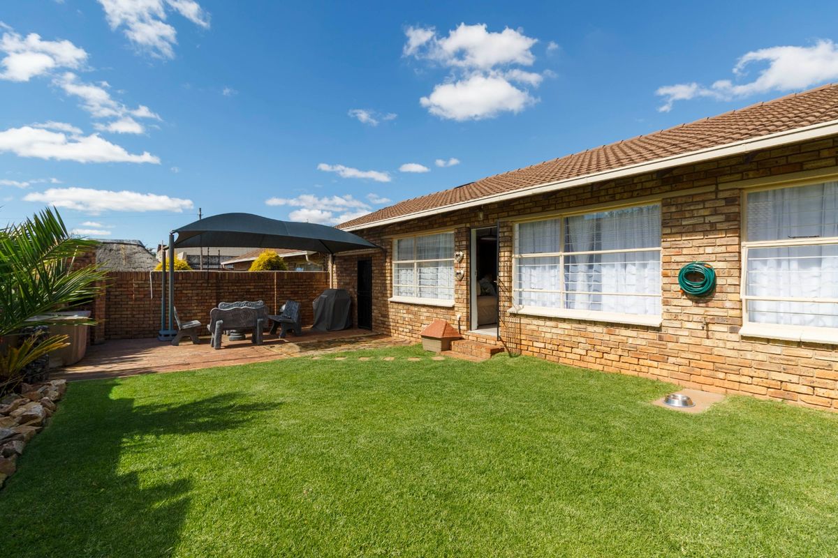 Modern, Move-In Ready Townhouse with Exceptional Entertainment Space in Krugersdorp North. - Photo 2