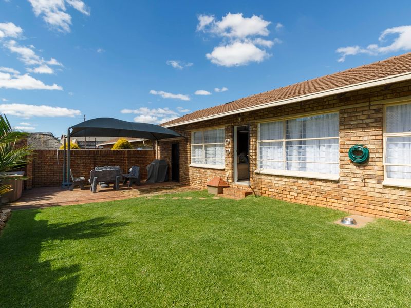 Modern, Move-In Ready Townhouse with Exceptional Entertainment Space in Krugersdorp North. - Photo 2