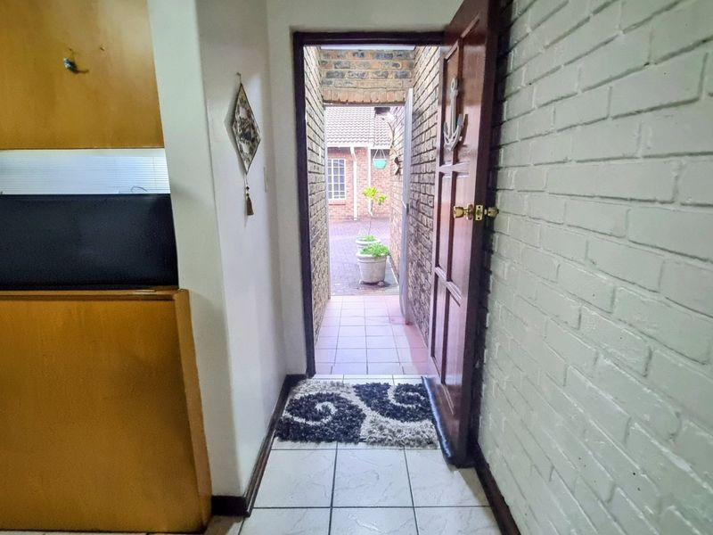 Smart Townhouse Living in Arcon Park - Photo 8