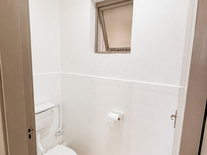 2 Bedroom Apartment with Sea Views and Secure Parking - Photo 10