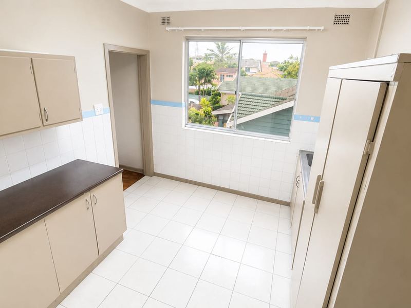 2 Bedroom Apartment with Sea Views and Secure Parking - Photo 2