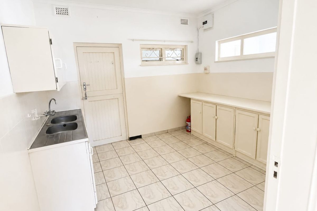 2 Bedroom Flat with Balcony on Marine Drive - Photo 5