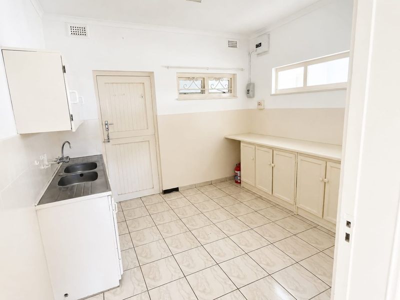 2 Bedroom Flat with Balcony on Marine Drive - Photo 5