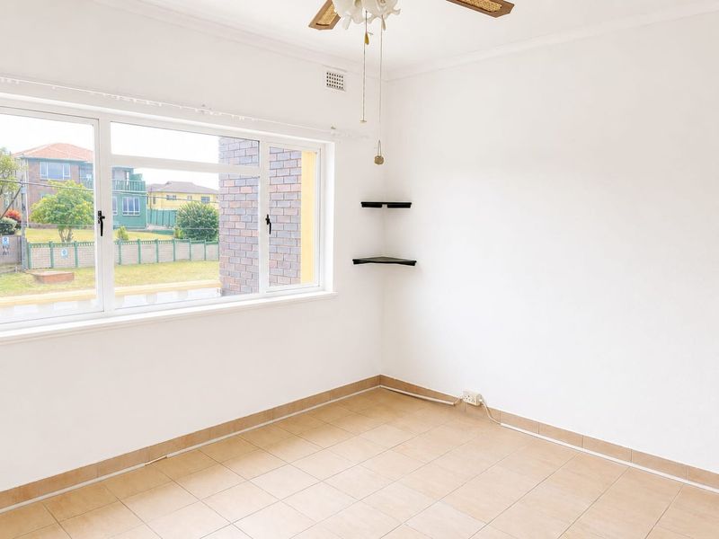 2 Bedroom Flat with Balcony on Marine Drive - Photo 9
