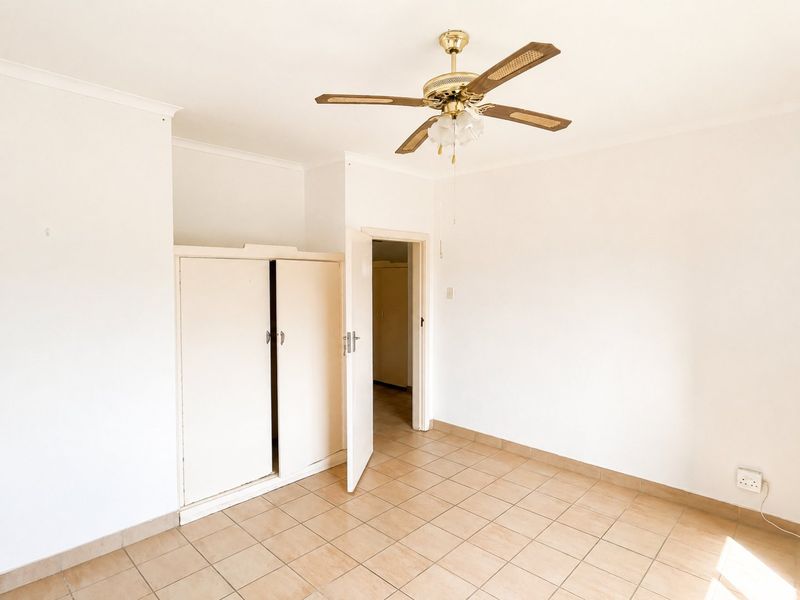2 Bedroom Flat with Balcony on Marine Drive - Photo 8