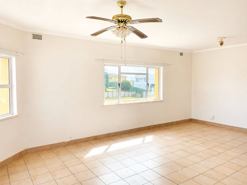 2 Bedroom Flat with Balcony on Marine Drive - Photo 3