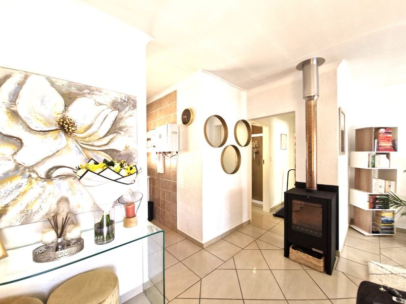 Gorgeous Modern Contemporary Townhouse ,,,,,,,,,, 2 Bedrooms ,,1 Bathrooms,, Stunning  Open Plan  With Swimming Pool And Private Garden  - Photo 10