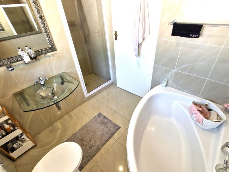 Gorgeous Modern Contemporary Townhouse ,,,,,,,,,, 2 Bedrooms ,,1 Bathrooms,, Stunning  Open Plan  With Swimming Pool And Private Garden  - Photo 9