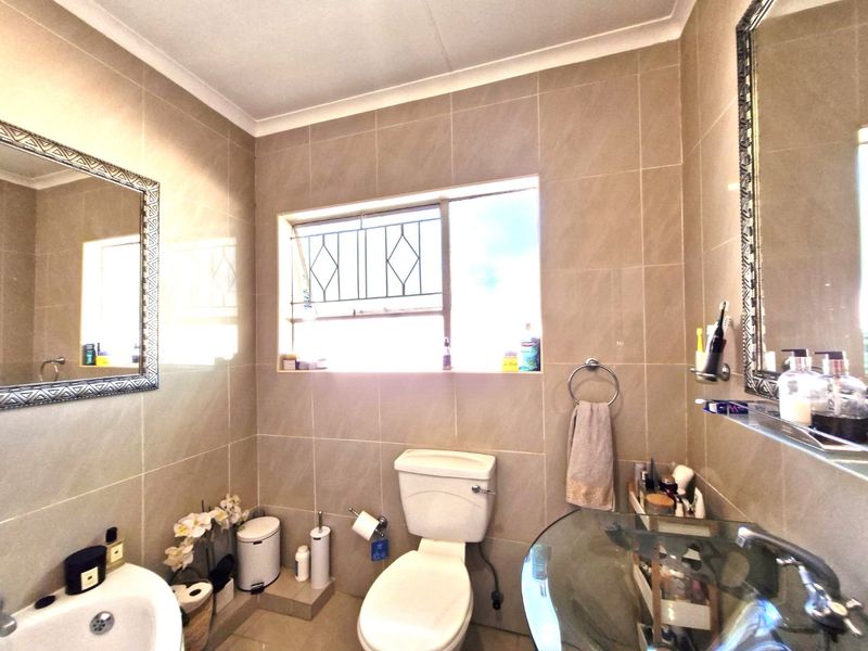 Gorgeous Modern Contemporary Townhouse ,,,,,,,,,, 2 Bedrooms ,,1 Bathrooms,, Stunning  Open Plan  With Swimming Pool And Private Garden  - Photo 8